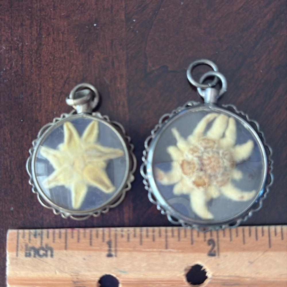 TWO Vintage pressed edelweiss pendants - Picture 4 of 4